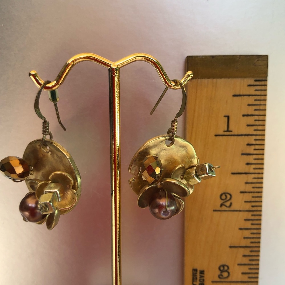 VINTAGE Gold Bronze mixed metal earrings Crystal and Pearl beads Unique design - Picture 3 of 5